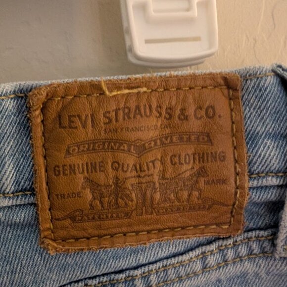 Levi’s Rolled Hem Ribcage Denim Jean Shorts Size 26, Pre-owned - Picture 4 of 5